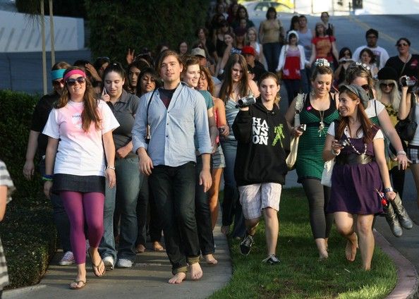 image of hanson brothers take walk tour