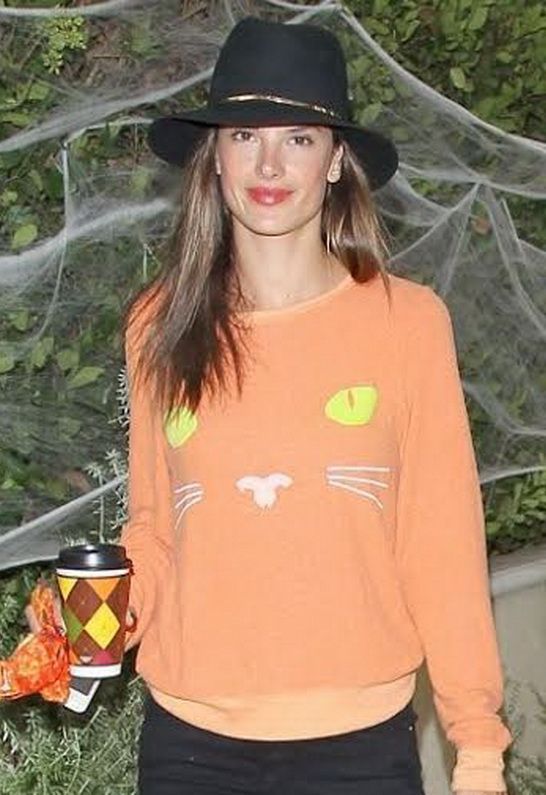 Alessandra Ambrosio in Janessa Leone