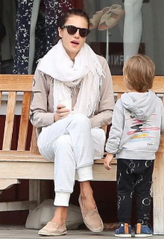 Alessandra Ambrosio in Komono