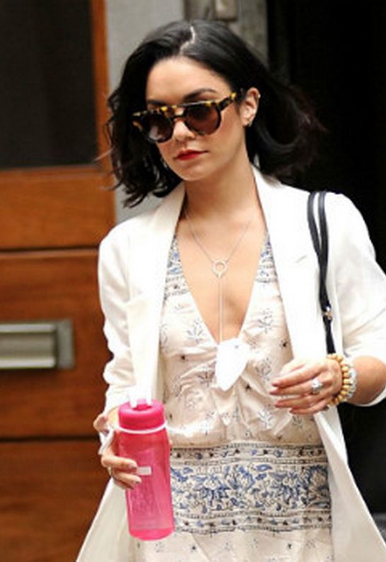 Vanessa Hudgens in Komono