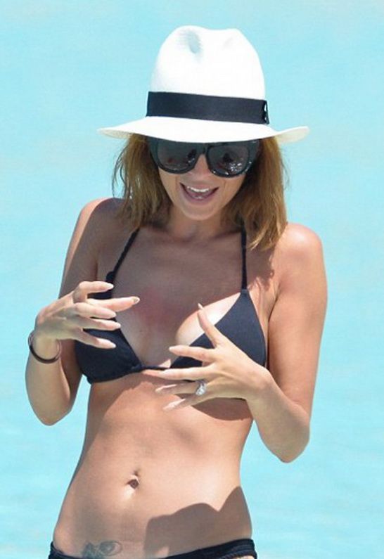 Nicole Richie in Melissa Odabash